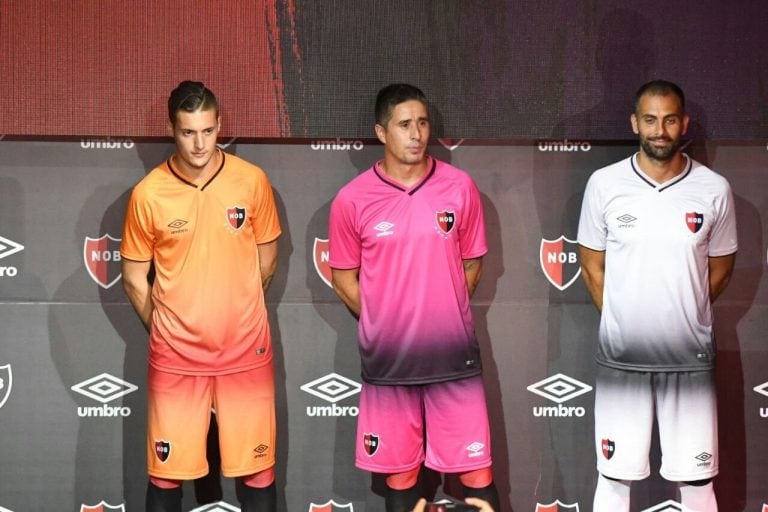 La nueva camiseta de Newell's se presentó este lunes. (Prensa Newell's)