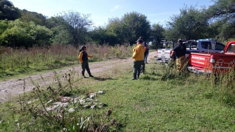 Efectivos de la Policía junto a Bomberos de Villa Giardino.