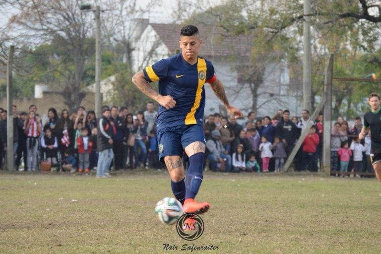 Marcos Rojo jugando en Malvinas, cuando ya era jugador del Manchester United