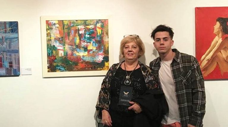 Rosana, en la muestra, con uno de sus hijos (Moreno)