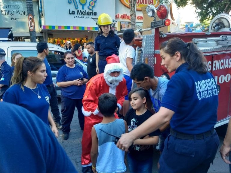 Bomberos Voluntarios recorrieron las calles de Carlos Paz junto a Papá Noel