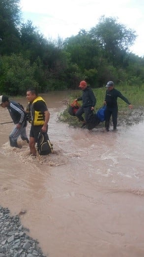 Rescataron a cuatro jóvenes atrapados por la crecida del río Las Garzas. (Policía de Salta)