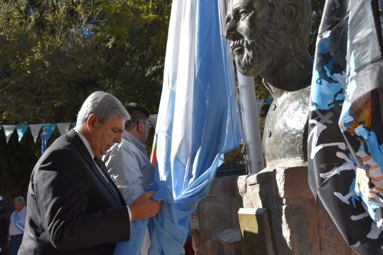 El vicegobernador Haquim, en la solemnidad del acto de izar la Bandera.