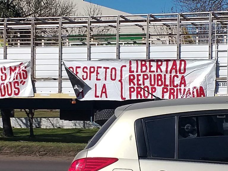 En Avellaneda los vecinos salieron una vez más a la calle a protestar en contra de la intervención de Vicentin. (Twitter)