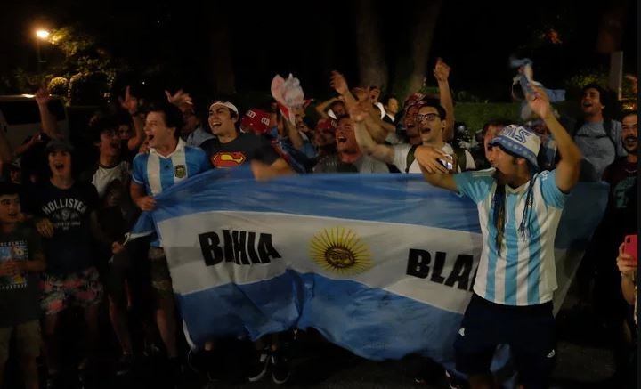 Banderazo para alentar a Los Pumas en Japón (Foto: Clarín/Germán García Adrasti)