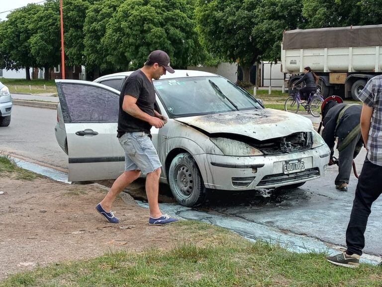 Vehículo incendiado sobre avenida Güemes (foto vía Tres Arroyos)