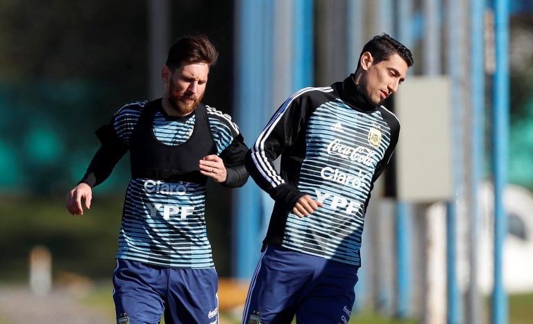 BAS18. BUENOS AIRES (ARGENTINA) 25/05/2018.- Los jugadores de la selección argentina Lionel Messi (i) y Ángel Di María (d) participan en un entrenamiento hoy, viernes 25 de mayo de 20187, en el predio de la Asociación de Fútbol Argentina (AFA), en Ezeiza, Buenos Aires (Argentina).   EFE/David Fernández





 buenos aires  entrenamiento practica de la seleccion argentina futbol futbolistas jugadores entrenando