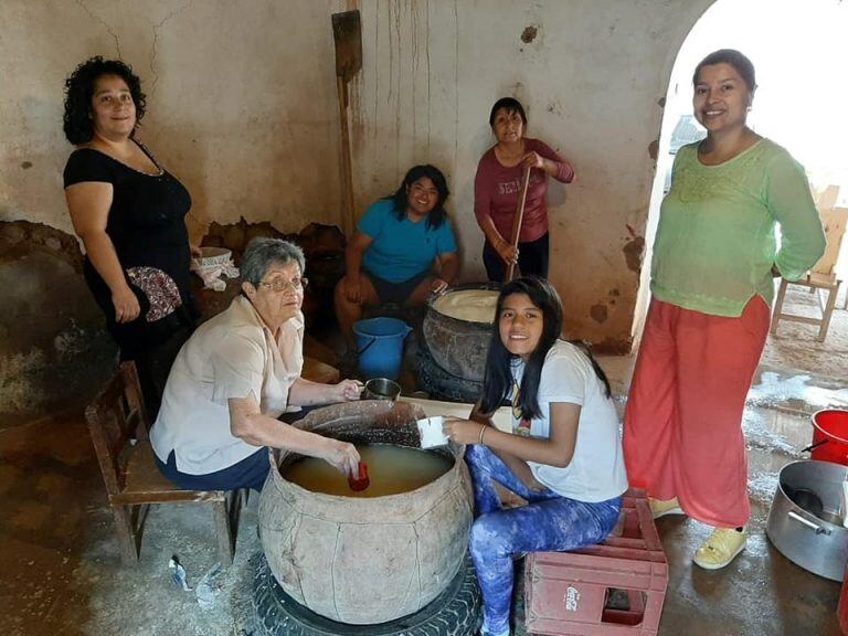 Las mujeres de la comunidad elaboran desde días previos la chicha que se compartirá durante el Encuentro.