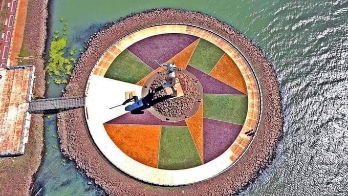 Vista aérea de Andresito desde el aire, con su jardín coloeado en contraste con el río Paraná. Cada figura geométrica está cubierta por compost que genera la chipeadora en la planta de tratamiento de Posadas.