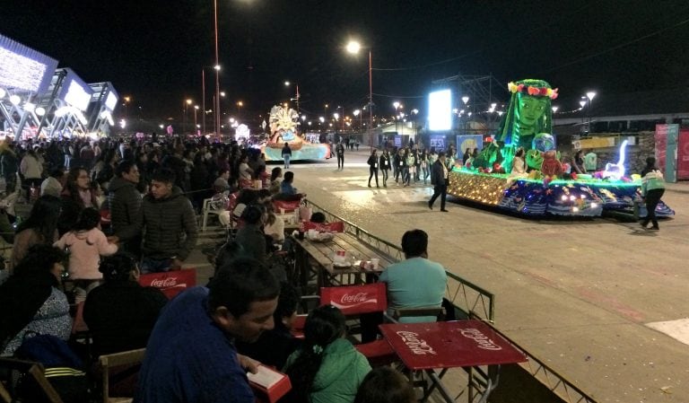 El público se instala cómodamente a lo largo de todo el recorrido del "carrozódromo".