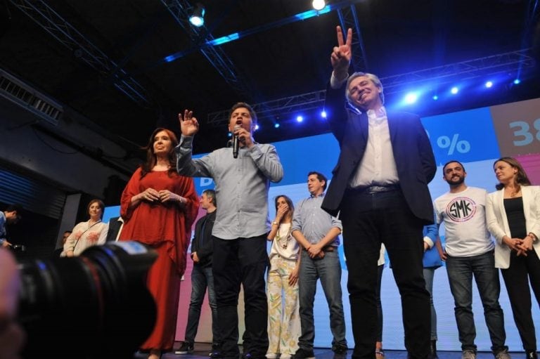 Axel Kicillof en el escenario del búnker del Frente de Todos. (clarín)