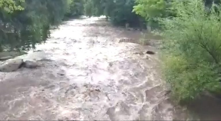 Impresionante creciente del arroyo de Agua de Oro en Sierras Chicas.