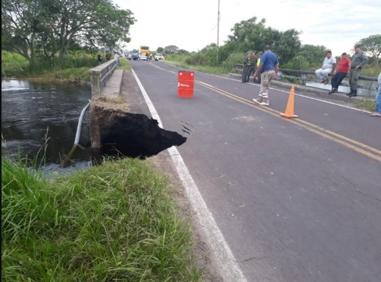 Socabamiento de alcantarilla en Ruta Nacional N°12 kilómetro 725