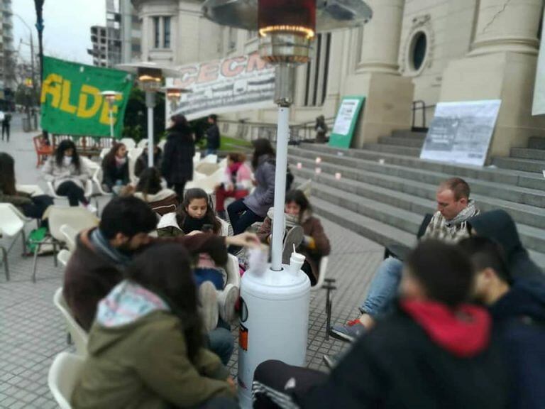 Desayuno tras la vigilia de estudiantes de medicina en Rosario en reclamo de mayor presupuesto para la facultad. (Alde Ciencias Médicas)