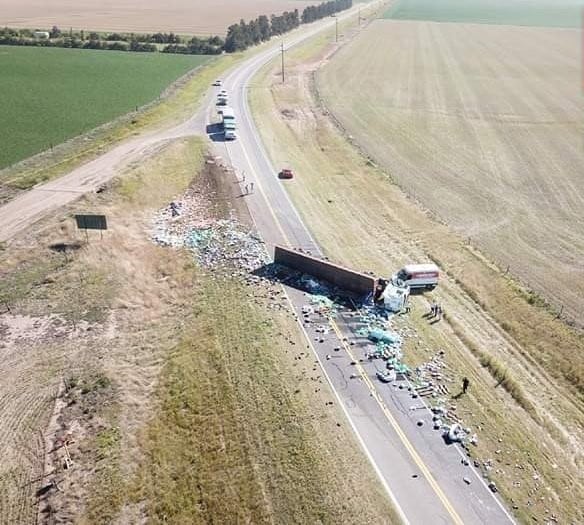 El camión obstruyó completamente la calzada de la Ruta Provincial 26S. (@matascalvi2)