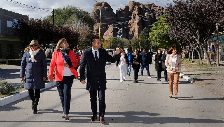 Omar Gutiérrez junto a Adriana Figueroa en Piedra del Águila (web).