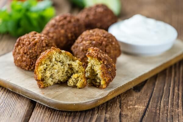 Ingredientes y paso a paso para hacer falafel con salsa de yogur, un clásico de Medio Oriente. Imagen de archivo