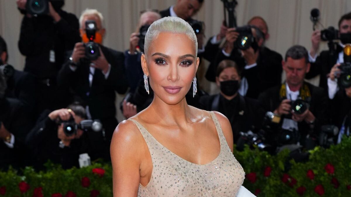Kim Kardashian se preparó para ir a dormir, pero antes, cautivó con un ajustado pijama