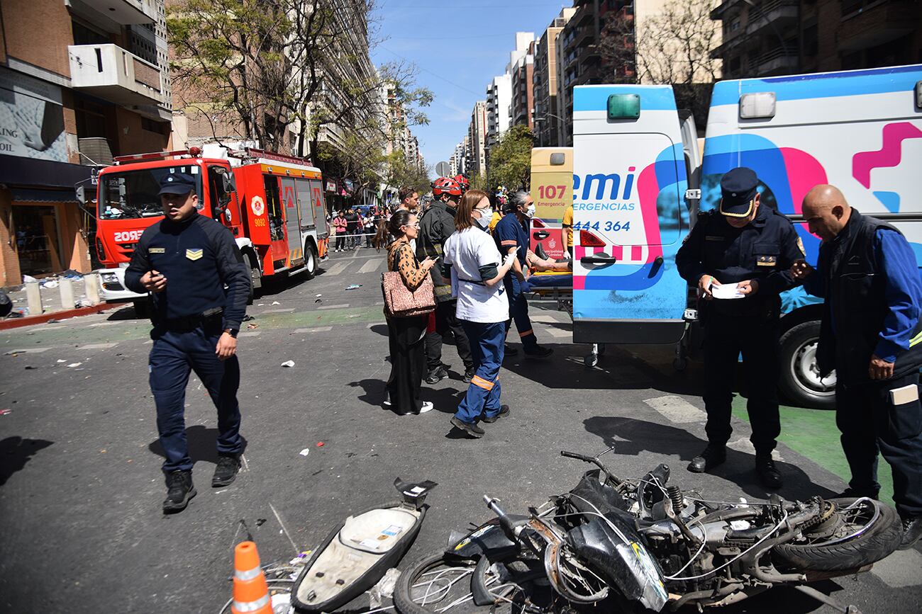 Terror en el centro de Córdoba por un auto que arrolló a peatones, motos y otros vehículo. (Pedro Castillo / La Voz)