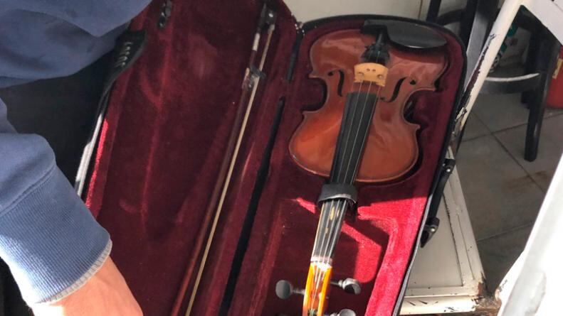 Dentro del maletín estaba un violín.