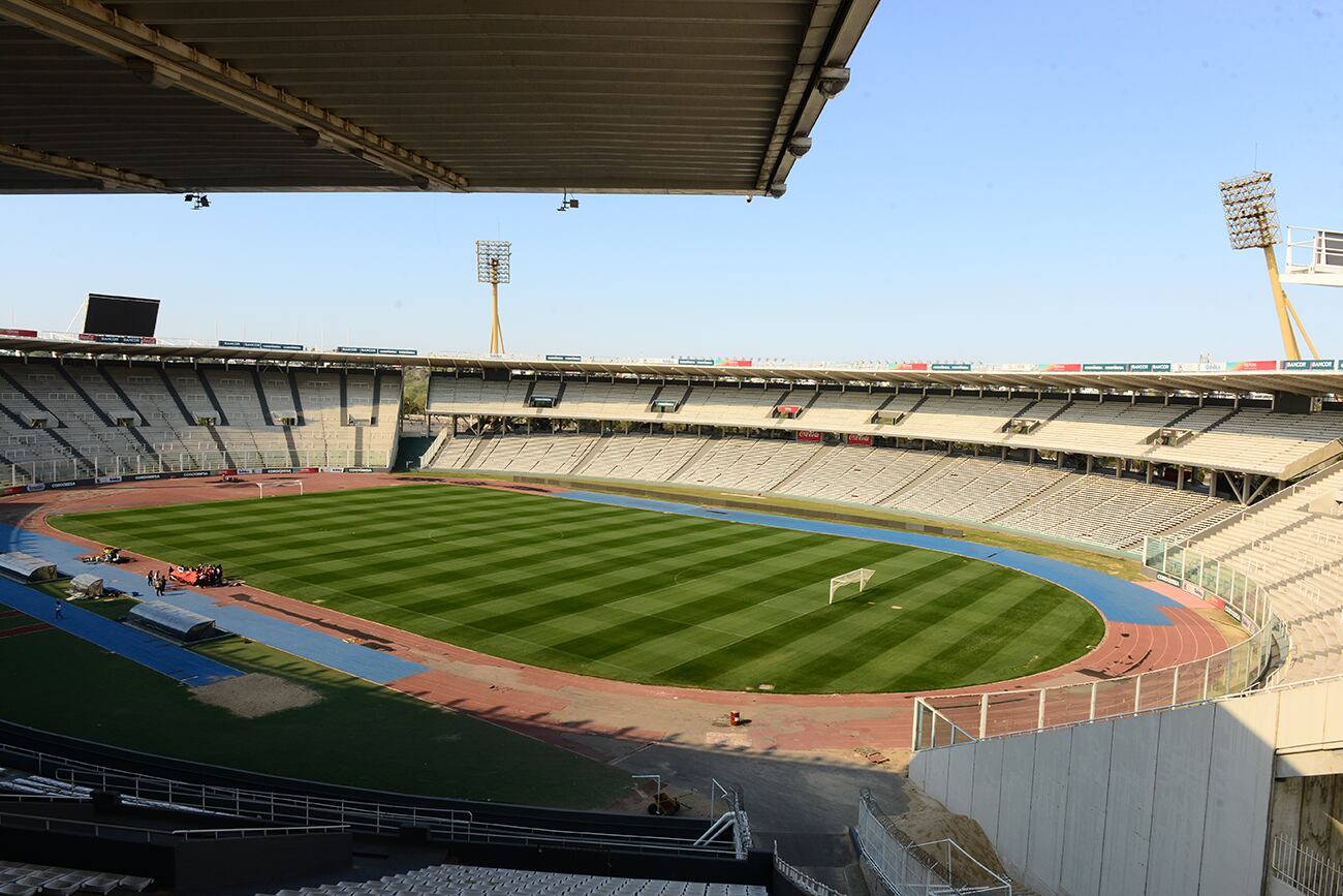 Estadio Mario Alberto Kempes recorrido por el campo de juego. (José Gabriel Hernández / La Voz)