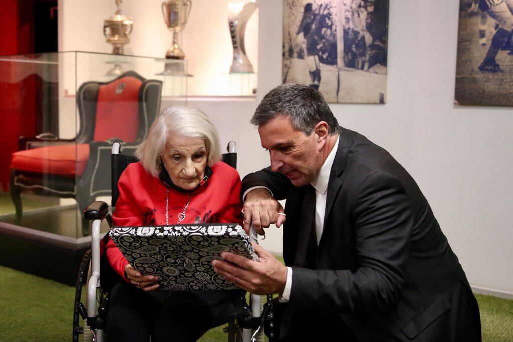 Por su cumpleaños 97, Newell's, de la mano del Tata Martini, le entregó un reconocimiento.