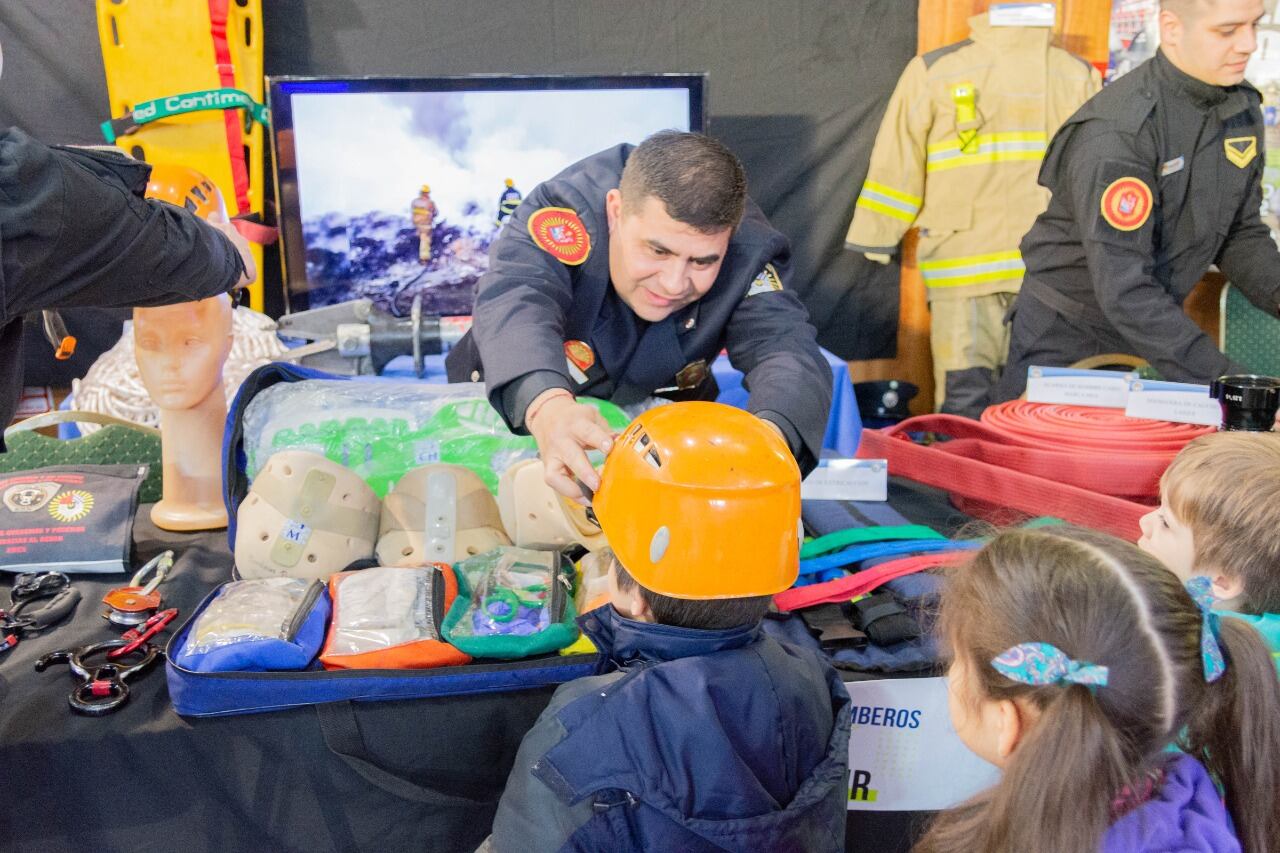 Niños y adultos pudieron acceder a los puestos donde estaban exhibidos los materiales de trabajo.