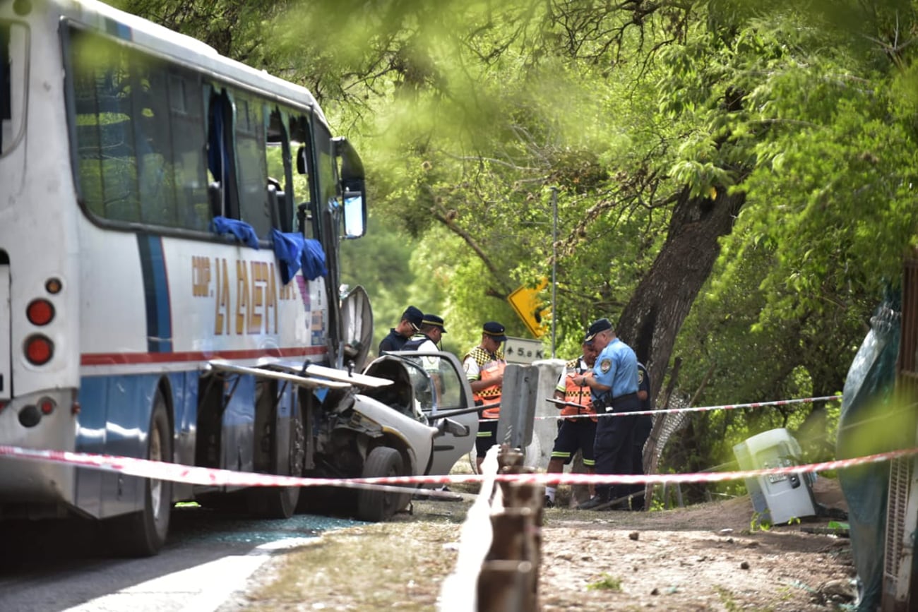 Bomberos Voluntarios y Policía de Córdoba participaron en el operativo.