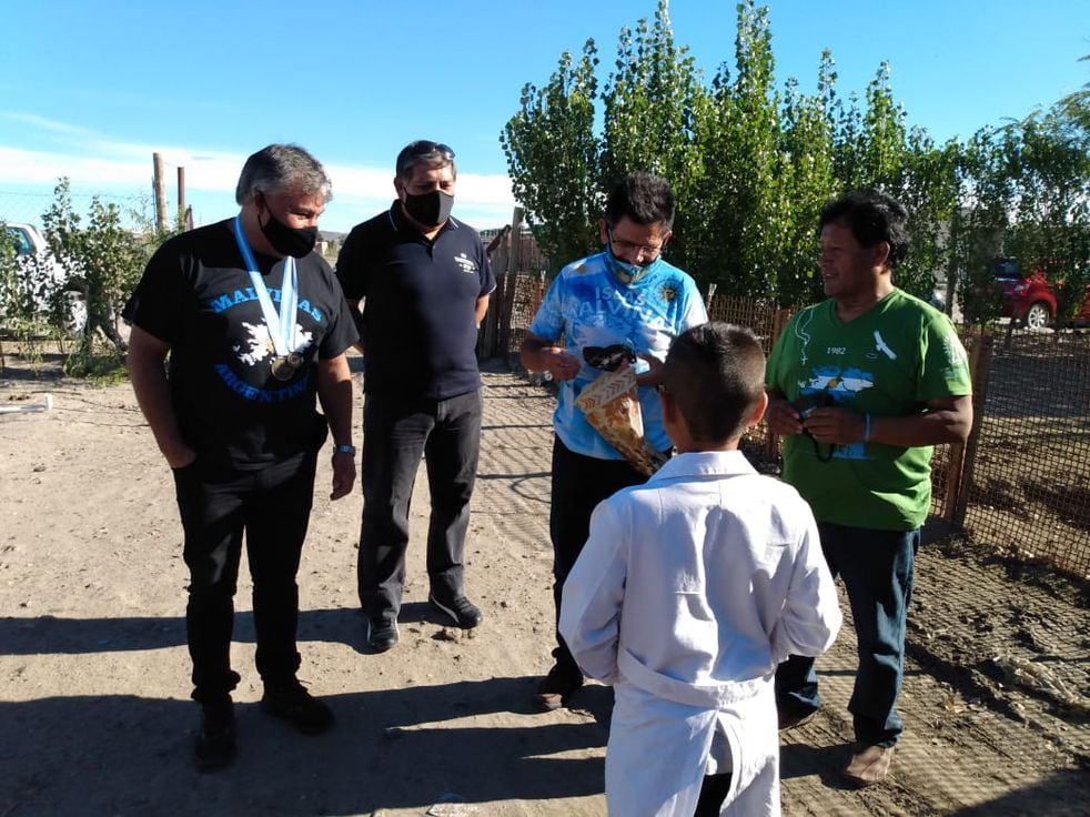 Veteranos de la Guerra de Malvinas, visitaron a Thiago Huenchillán en su casa y le entregaron obsequios de reconocimiento.