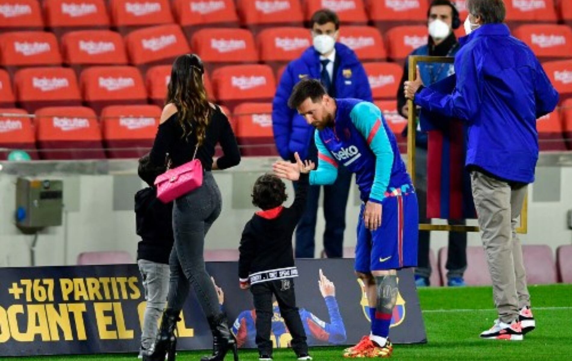 Antonela Roccuzzo de espalda. (AFP)