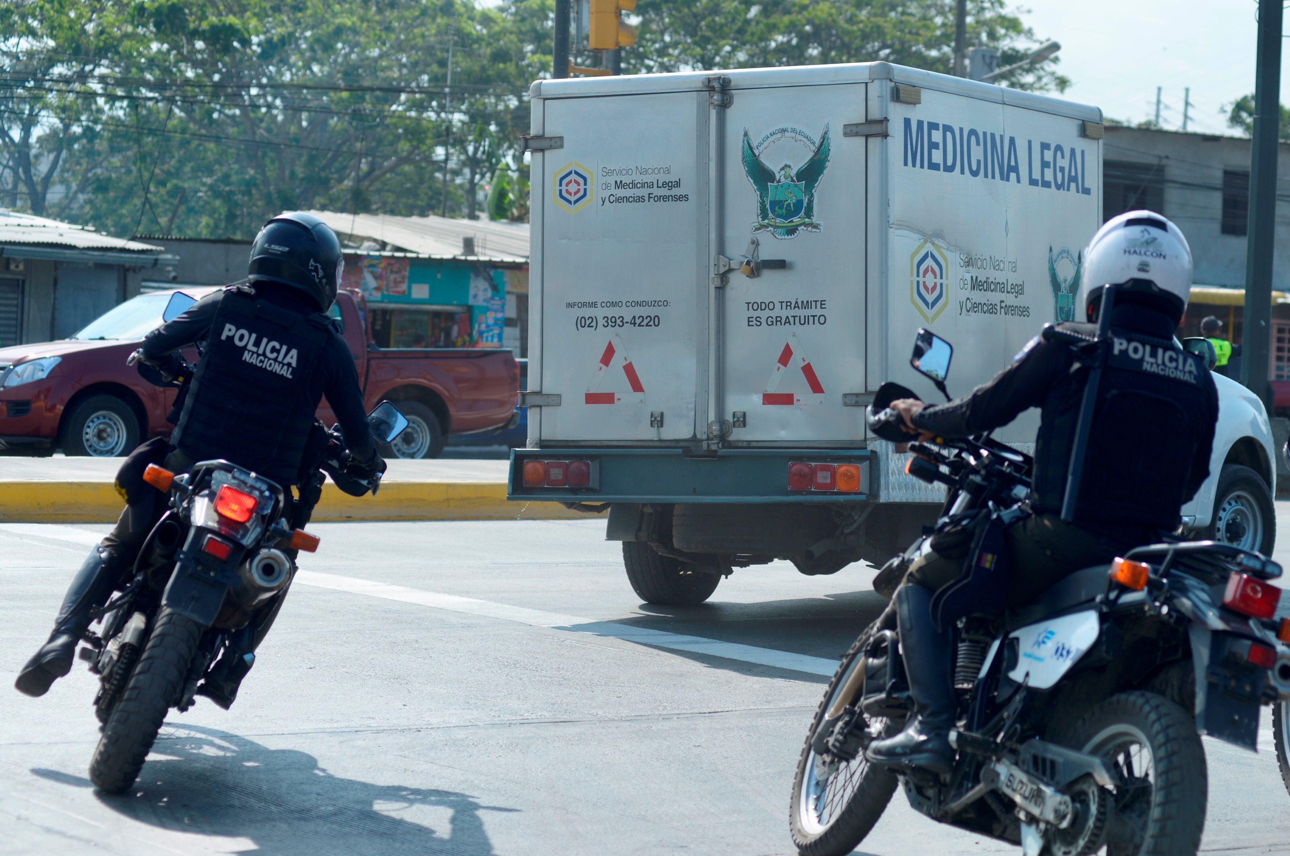 La salida de vehículos de medicinal legal retirando los cuerpos de reos fallecidos.