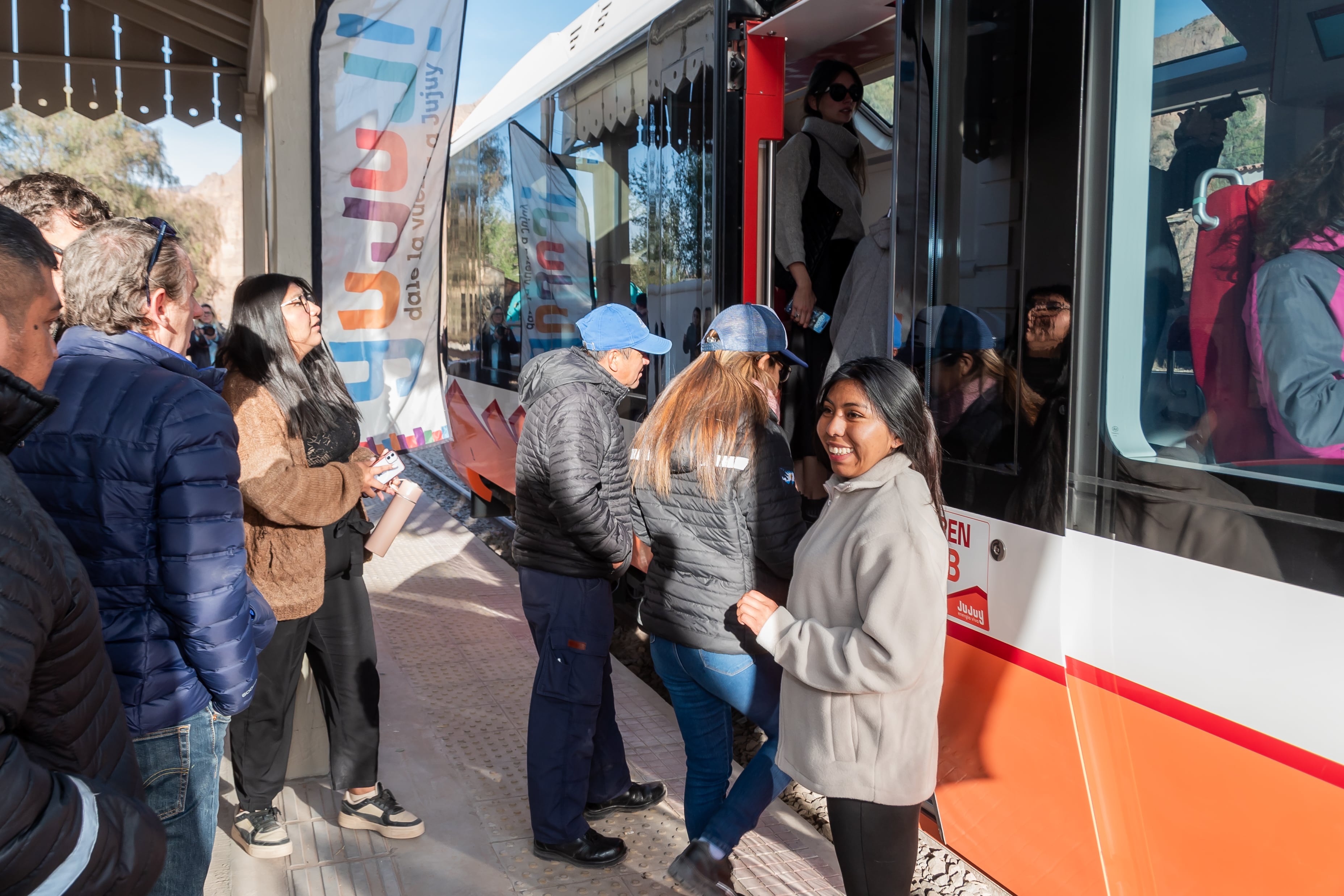 Pasajeros ascienden al Tren Solar de la Quebrada para el viaje inaugural desde Tilcara a Volcán.