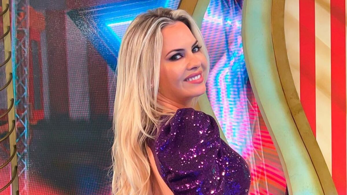 Alejandra Maglietti deslumbró con un vestido celeste efecto mojado que resaltó su belleza