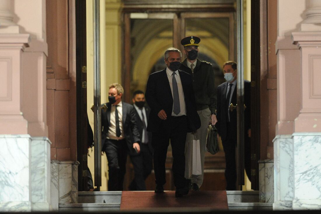 El presidente Alberto Fernández deja la casa de gobierno.