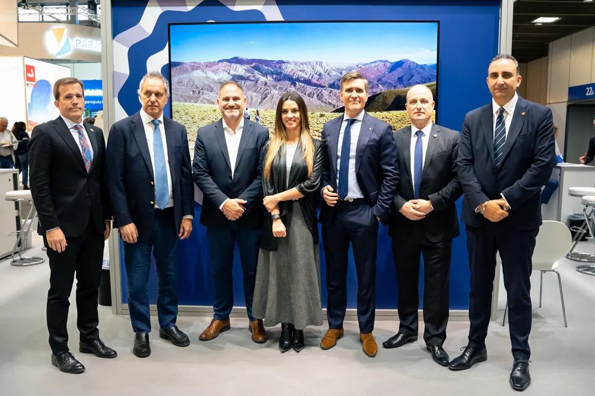 El secretario de Turismo de Jujuy, Diego Valdecantos (tercero desde la izquierda), junto al secretario de Turismo de la Nación, Daniel Scioli, mostrando las paisajes jujeños en la ITB Berlín 2024.