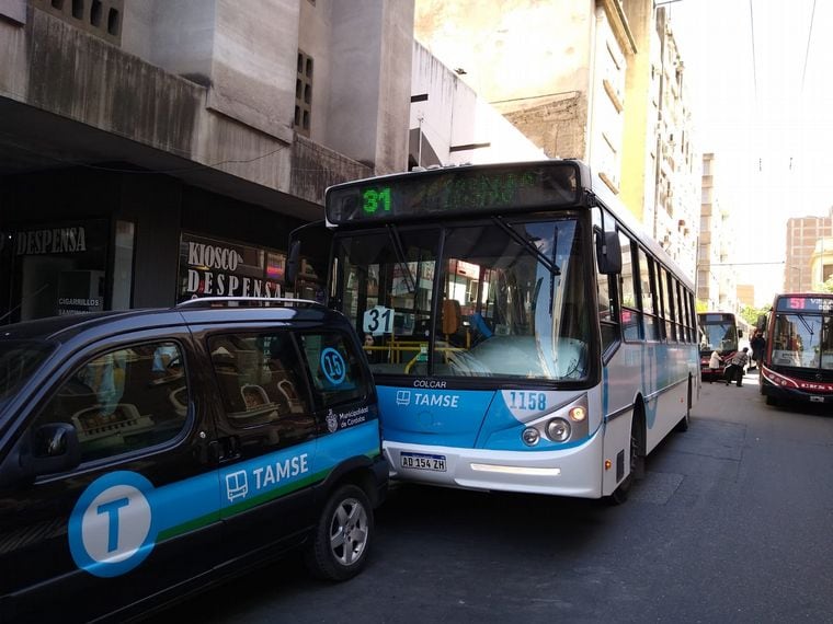 El impacto provocó las heridas en cinco personas. Ocurrió en pleno Centro de la ciudad.