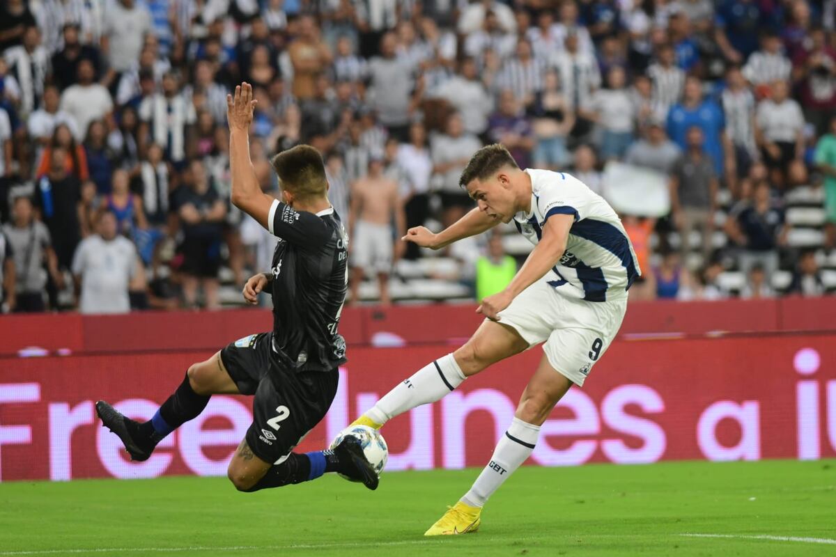Talleres goleó a Atlético Tucumán y se subió a la punta de la Copa de la Liga