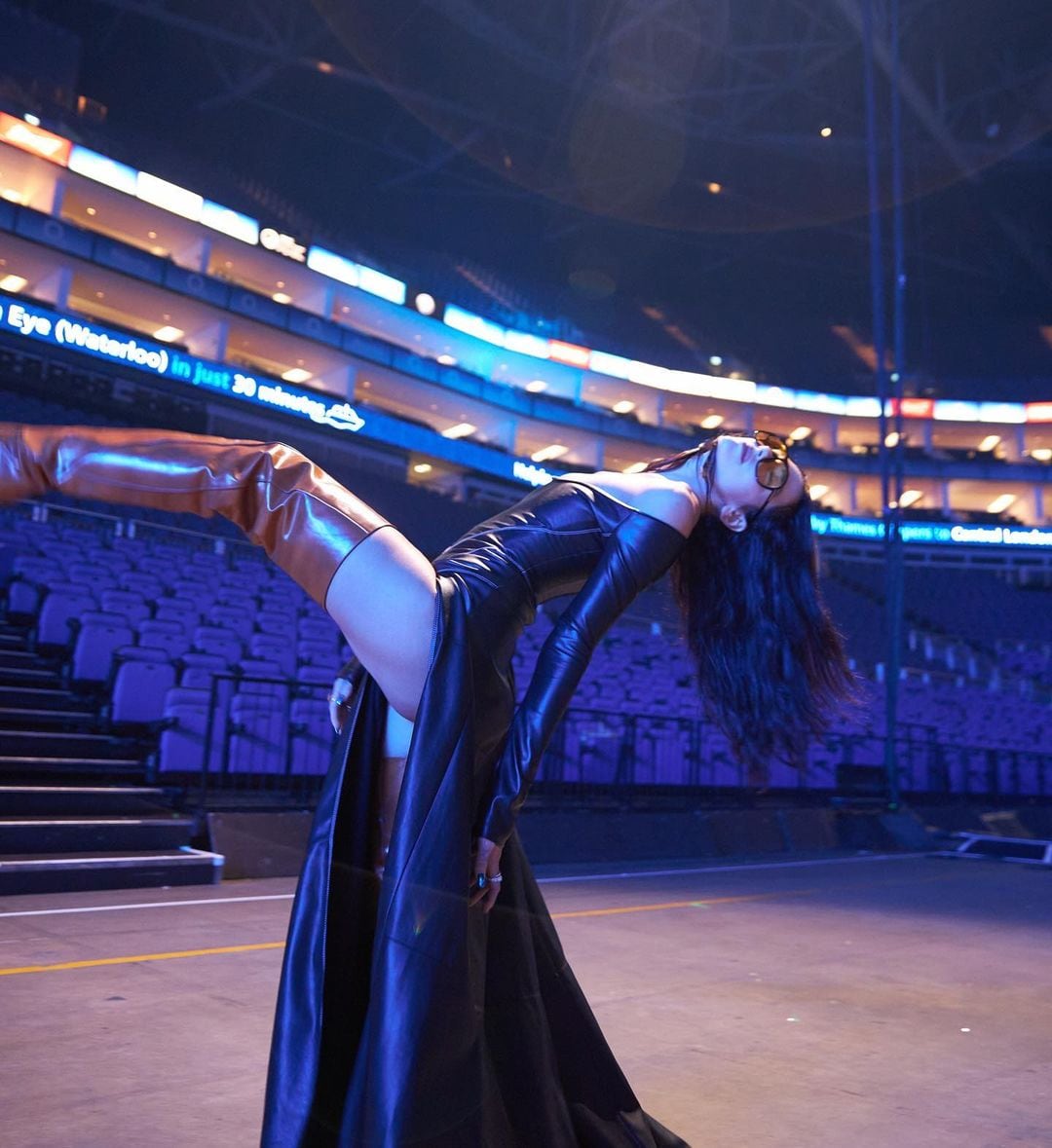 Dua Lipa posando desde un estadio.