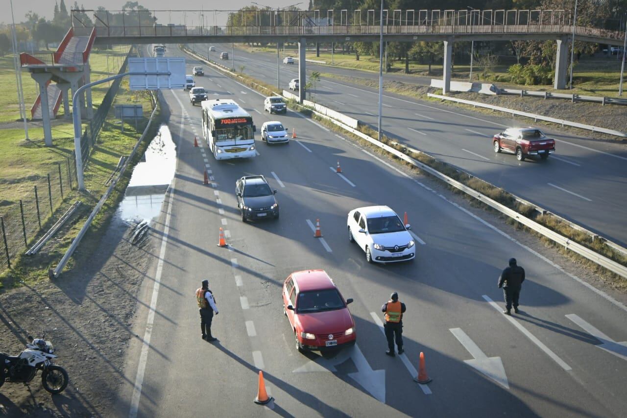 Controles en Mendoza por la vuelta a estrictas restricciones. Orlando Pelichotti / Los Andes