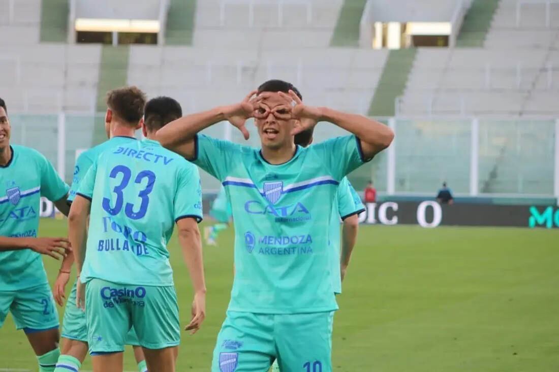 Valentín Burgoa celebra uno de los goles en el partido de Godoy Cruz ante Racing por la Copa Argentina.