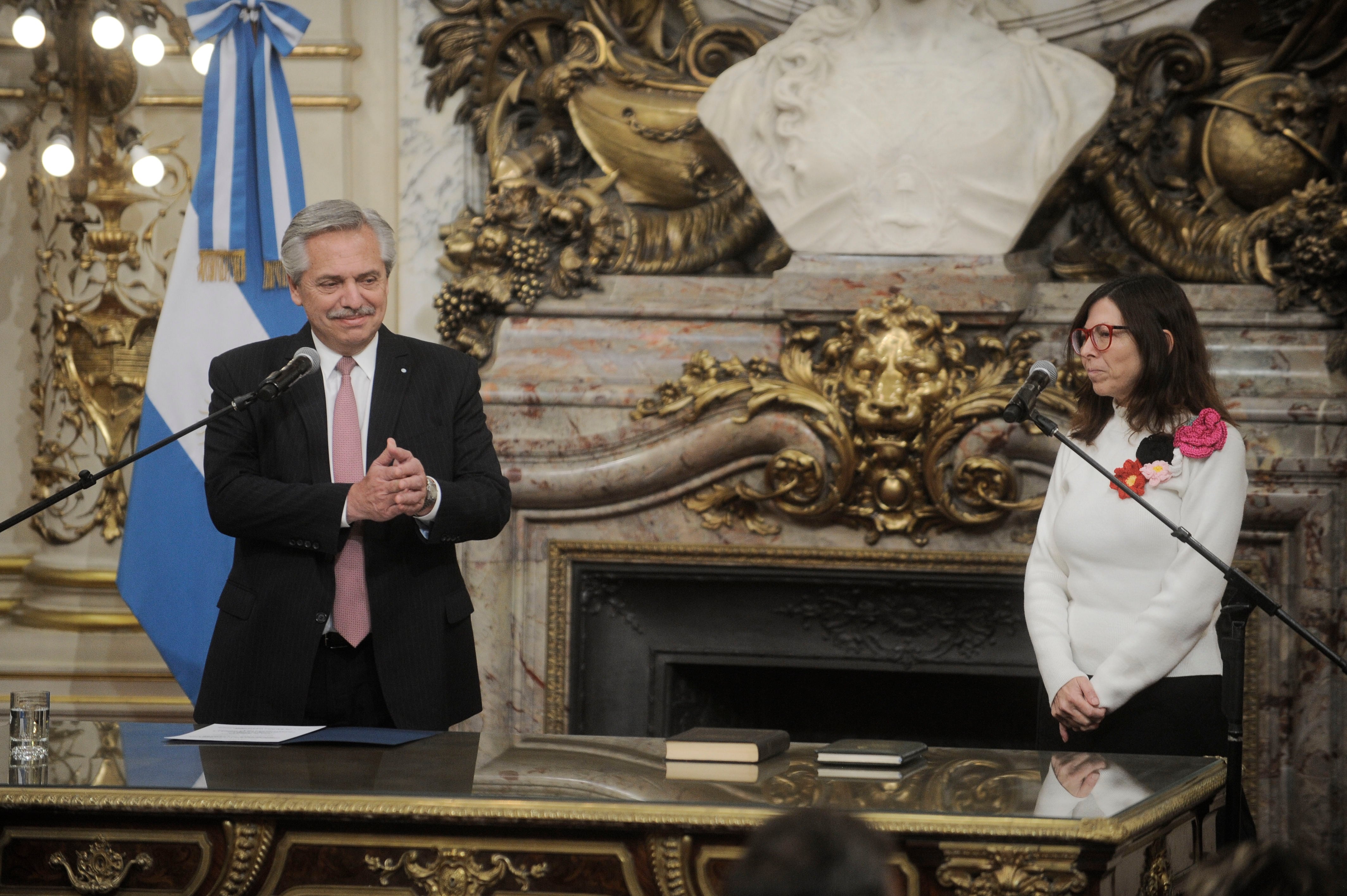 Alberto Fernández junto a Silvina Batakis, durante la jura de ella al ministerio de Economía. Foto: Clarín.