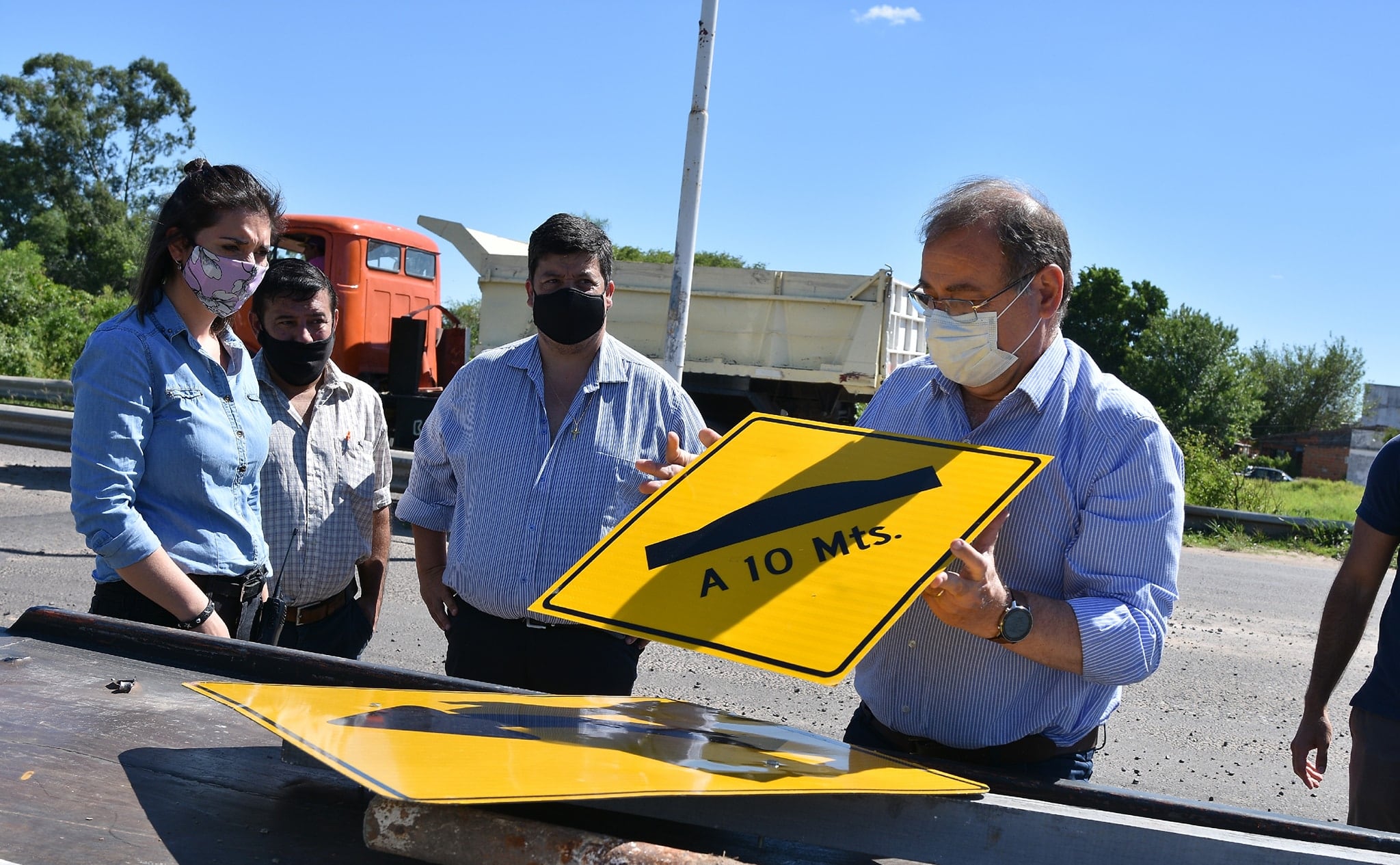 El jefe comunal Eduardo Tassano en una recorrida supervisando la instalación de carteles de tránsito.