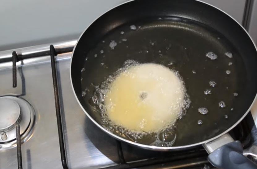 Así se hacen las tortas fritas, el alimento ideal para un día lluvioso.