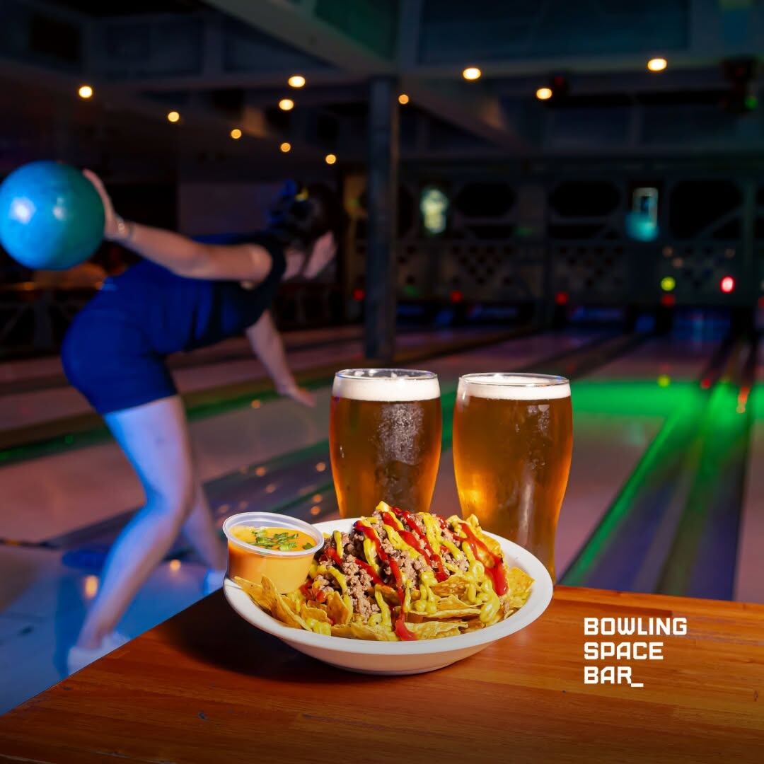 Jugar al bowling y disfrutar de una noche con amigos y familia en Córdoba.