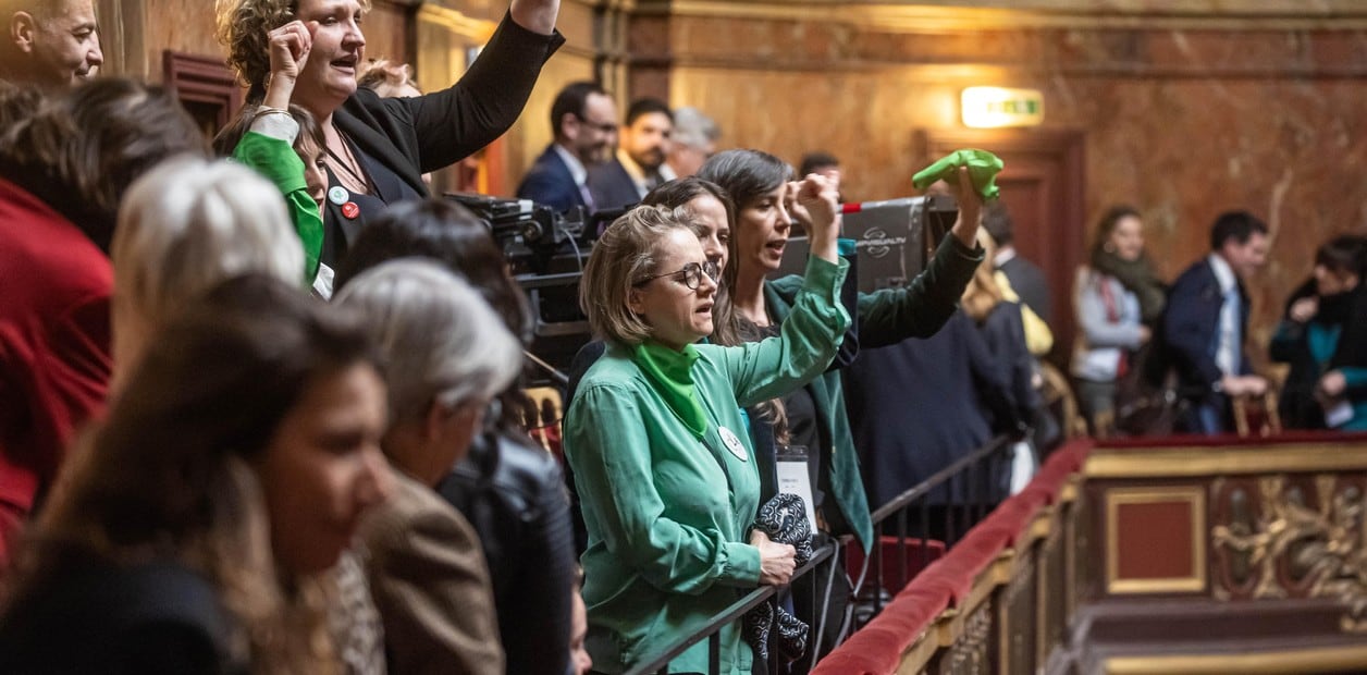 Francia le dio protección constitucional al derecho al aborto, con una reforma histórica. Foto EFE