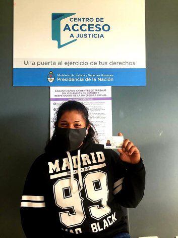 Una joven de 28 años recibió por primera vez su DNI y contó por qué no se lo tramitaron al nacer