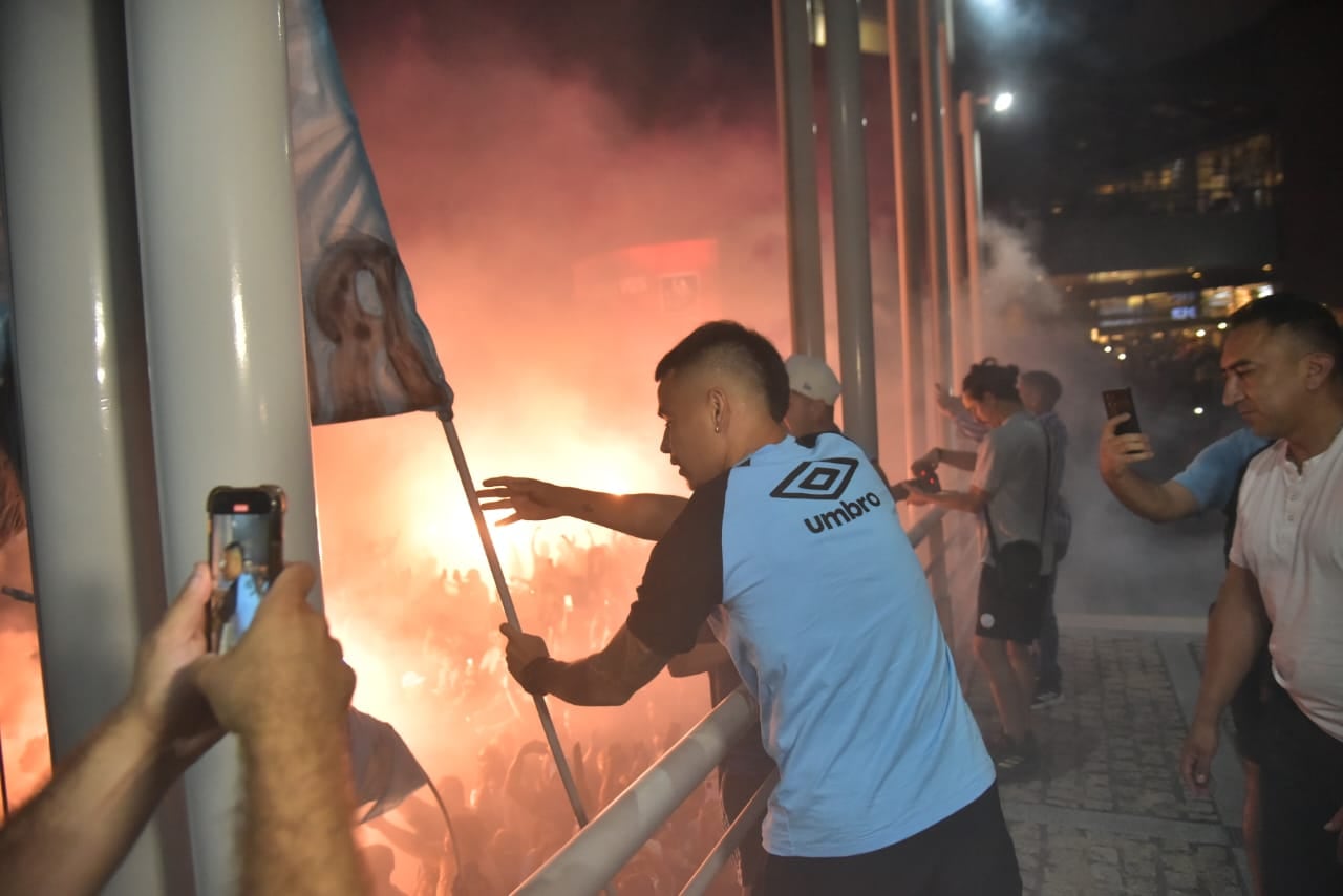 Banderazo para Belgrano: la hinchada celeste apoyó al plantel en la puerta de la concentración. (Facundo Luque / La Voz)