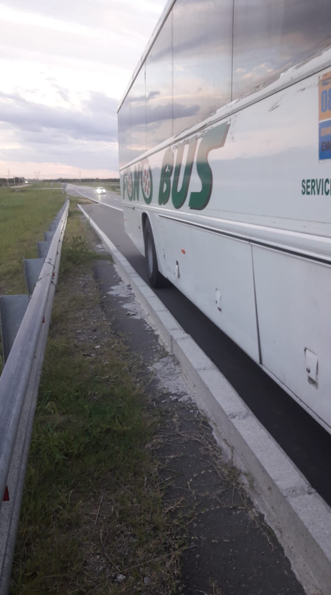 Pasajeros reclamaron que quedaron varados en la ruta porque el coche se quedó sin combustible.