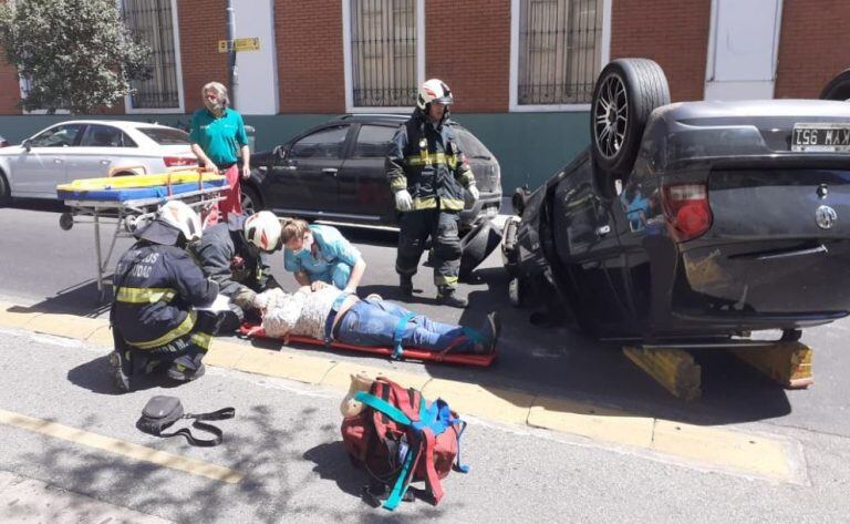 Choque y vuelco en Recoleta (Foto: Twitter/solotransito)