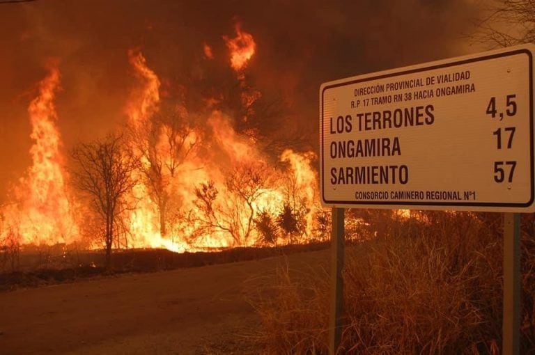 El fuego amenaza zonas pobladas en cercanías de Ongamira.